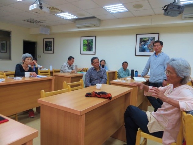 認真參與環教志工小組讀書會