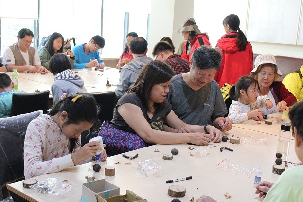 以人種果實為主，木片為輔， 全家一起動手DIY體驗  (玉山國家公園管理處提供)