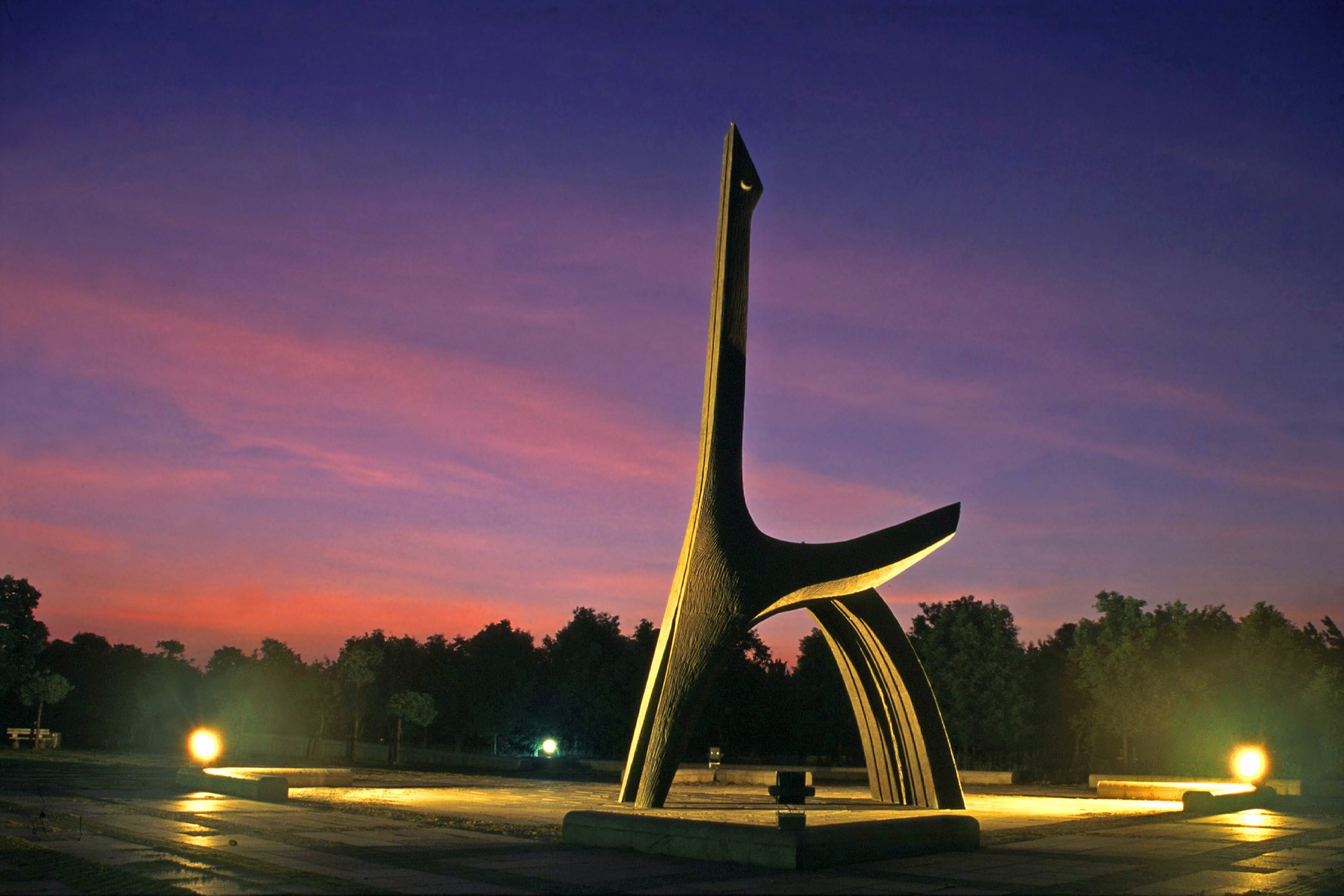 金雞日晷是高雄都會公園最具特色的具體地標