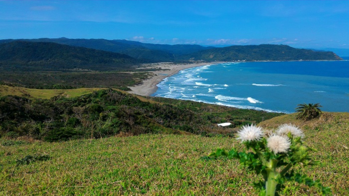 漫步於九棚大草原上感受絕美海景  (墾丁國家公園管理處提供)