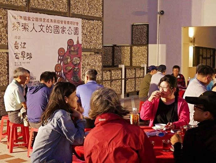 台管處特別在遊客中心戶外擺置桌椅， 讓夥伴們回味兒時辦桌吃飯的記憶  (國家公園電子報編輯小組提供)