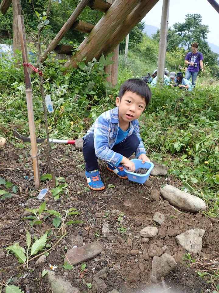 小熊貓示範如何幫蘋果樹施肥