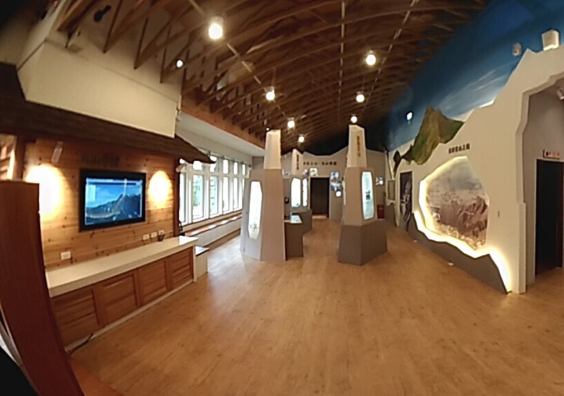 排雲登山服務中心櫃檯旁展示空間