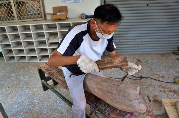 利用漂流木製作公共家具