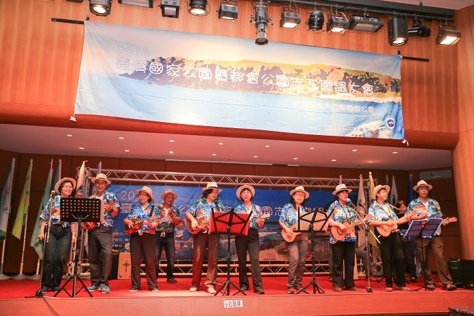 首日當晚最吸睛的莫過於， 由志工自組的「還Young」樂團 所帶來的烏克麗麗精采表演  (海洋國家公園管理處提供)