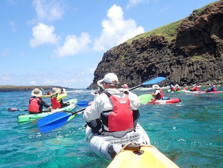 難得來到澎湖南方四島體驗 海上划行獨木舟的滋味  (海洋國家公園管理處提供)