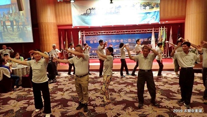 晚會上其他國家公園志工 使出渾身解數盡力表演  (海洋國家公園管理處提供)