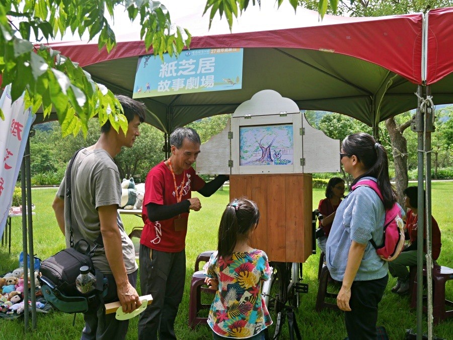 自製的紙芝居讓親子家庭專注聆聽好故事  (國家公園電子報編輯小組提供)