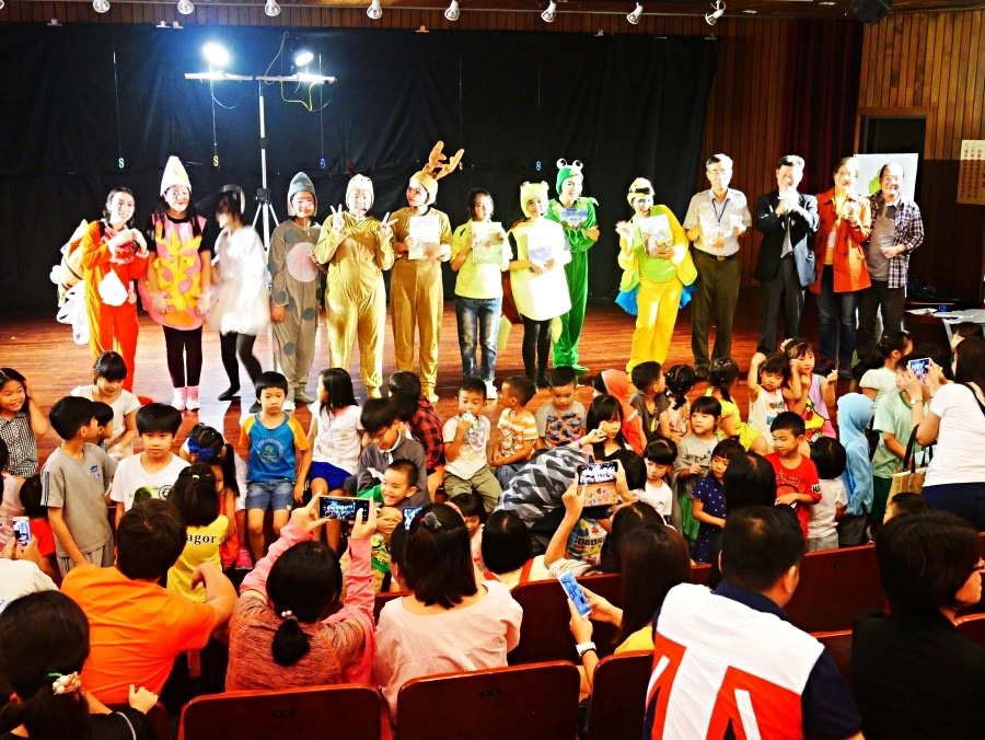 6月25日首場閉幕，主角們與小朋友合照 (國家公園電子報編輯小組提供)