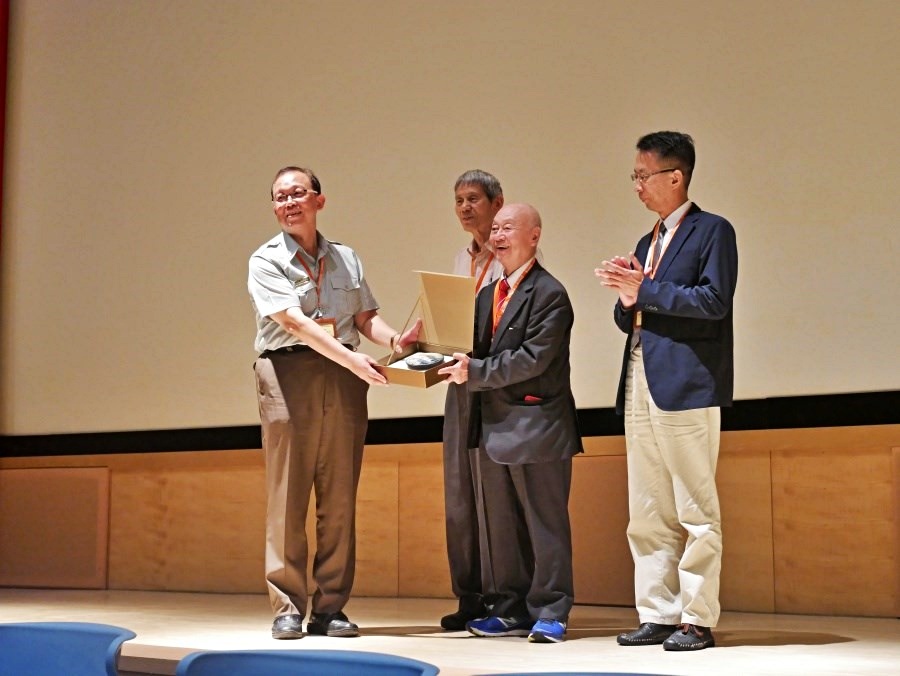 頒發紀念品向長期致力保育國寶魚的前輩致敬： 由左至右為雪霸處處長楊模麟、林曜松、 張崑雄、鄭明能(兒子鄭達智代表)  (國家公園電子報編輯小組提供)