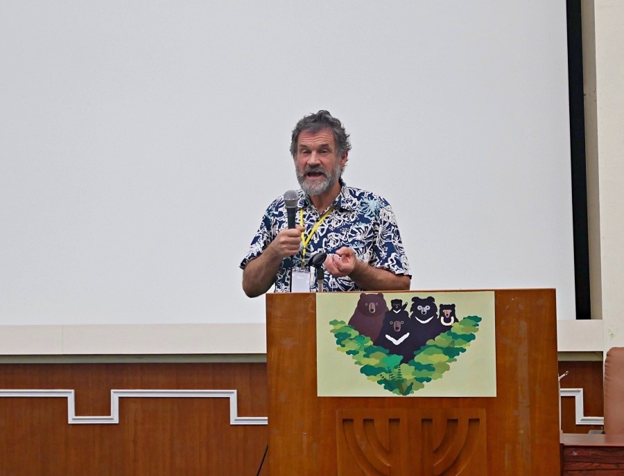 黃美秀教授於臺灣黑熊族群監測 及經營管理論壇致詞，並說明臺灣黑熊 族群分布以及目前的保育現況 (國家公園電子報編輯小組提供)