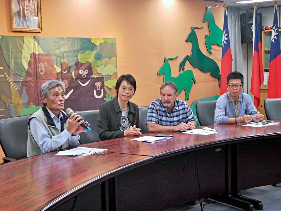 記者會中，玉管處處長鍾銘山向媒體說明 玉管處未來在黑熊保育的三大方針 (國家公園電子報編輯小組提供)