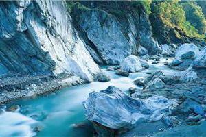 石頭讓溪水的鮮活流動，岸邊奇石纹路瑰麗，景緻宛如畫作／吳志學攝