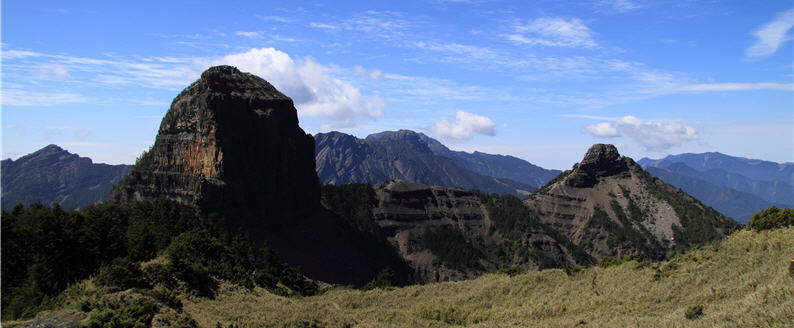 酒桶狀的大霸尖山,與之遙遙相望的是小霸尖山/ 薛倉榮攝