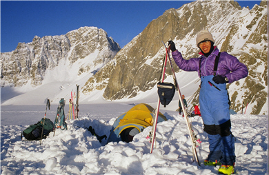 雪地受訓中，還須接受在雪厚風大的地區練習搭營帳技巧的考驗／歐陽台生提供
