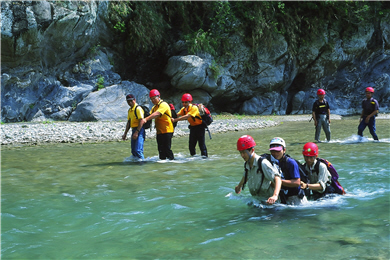 2004年美國救難專家來台為民間救難團體進行救難員的訓練／歐陽台生提供