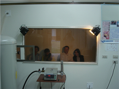 為加速適應程度,進入低氧實驗室過夜的七頂峰隊員/歐都納提供