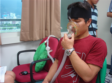 七頂峰隊員謝穎泝接受8% 的氧濃度測試/歐都納提供