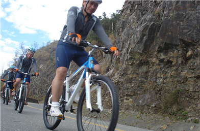 在玉山上進行單車體能訓練/歐都納提供