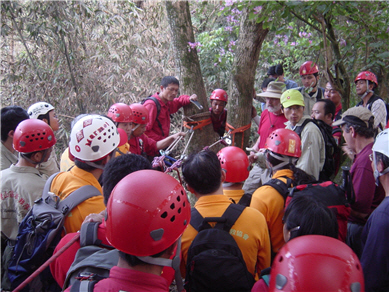 2002至2005年，美國山區救難協會派員指導南投、花蓮山區救難隊，林政翰協助翻譯／林政翰提供