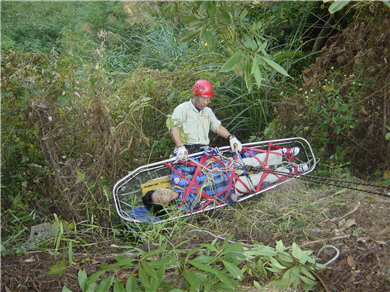 多山的台灣,有許多單位從事山難救援工作。圖為消防局救難訓練過程。/ 歐陽台生提供