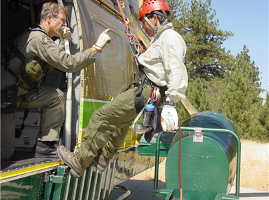 台灣在登山救援技術上經常與國外交流。圖為美國救難專家來台訓練畫面/ 歐陽台生提供
