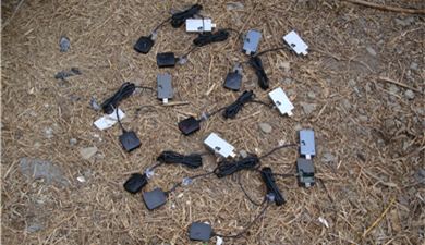 山難黑盒子主要由GPS 接收機(黑)及無線傳輸器(灰)組成/陳伶志提供