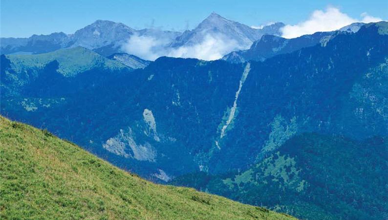 台灣有得天獨厚的高山水系,豐含淡水資源。圖為遠眺中央尖山的景緻。/ 戴進元攝