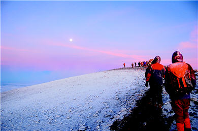 攀登非洲最高峰吉力馬札羅山的征途。