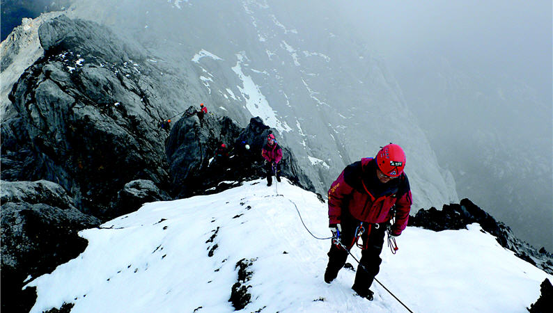 大洋洲第一高峰卡茲登茲峰的攀登過程。此行難的竟非大自然的考驗，而是山下游擊隊的突襲。