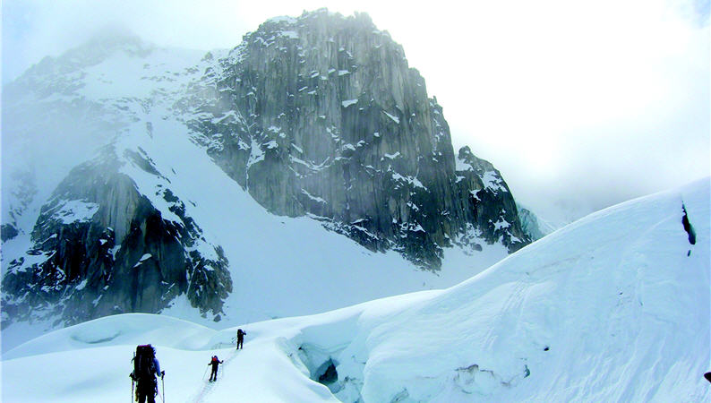 接近北極圈的北美洲第一高峰麥肯尼峰。隊員需以攀登繩相互確保，小心通過四處隱藏在冰雪下的巨大冰河裂隙。