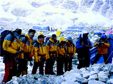 準備出發攀登聖母峰頂峰前，領隊梁明本為大家祈福。