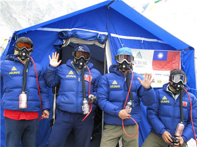 氧氣罩是高山生活必備的裝備。