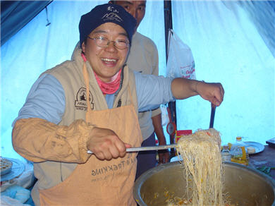 在基地營等待登頂時機的日子，秀真下廚煮家鄉菜撫慰大夥兒思鄉的心。