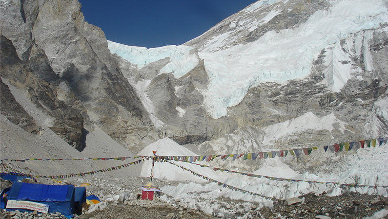 在基地營的北方的最低鞍就是裸露的Lho La Pass，為早年是喇嘛穿越西藏與尼泊爾的必經道路，如今因為融冰，形成一片大岩壁，已無法通行。