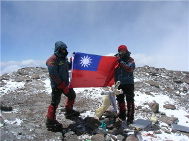 當國旗飄揚在山頂的那刻，隊員們常流下感動的淚水。圖為阿空加瓜山登頂照。