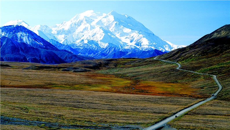 天氣晴朗時, 巍峨壯闊的麥肯尼峰盡收眼底