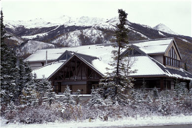 九月中旬，公園入口的遊客中心已覆蓋一層雪。
