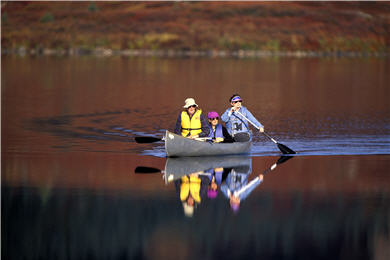 在驚奇湖快樂划舟的人們。