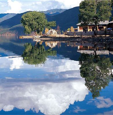 雲南瀘沽湖上山光水色的落水莊。