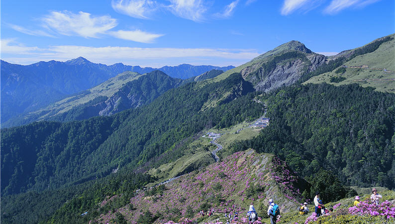 台灣美好的自然景觀適合從事生態旅遊，但前提是需有的妥適合宜的管理。圖為合歡北峰春景。/ 太管處提供，林辰儒攝