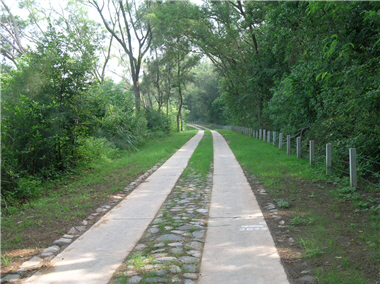 金門國家公園烈嶼自行車道。利用親近自然設計手法，使遊客能深曾感受列嶼之美，同時保護大地的滋養與當地特殊地形的保存。
