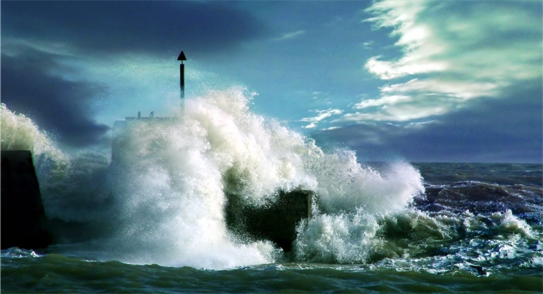 地球是活的。氣流形成、海洋流動、颱風、颶風、海嘯等等，都是自然的擾動力。/ Leonid Nyshko 攝