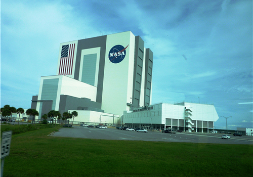 毗鄰國家公園的甘迺迪太空中心是土地的擁有者，為了落實環境永續而捐出土地。在科技發展之外，也兼顧生態平衡。圖為人與自然諧相處的典範/ 林玲攝