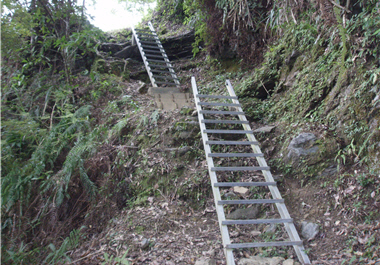 從協助山屋修繕、路標架設，到移除倒木、鋁梯安設、清出路徑……都是保育巡查員的工作項目/