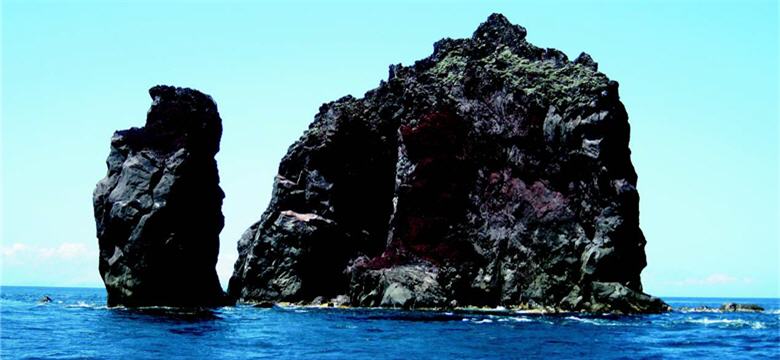 海管處提出「永續島嶼」計畫，將海洋保育範圍擴大，讓海洋資源生生不息。圖為花瓶嶼，屬北方三島之一。/海管處提供