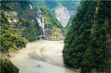 台灣的地形陡峭、地質鬆軟，河川含沙量高，水庫容易淤積，需要極大的維護成本，水庫壽命不長/范光龍提供