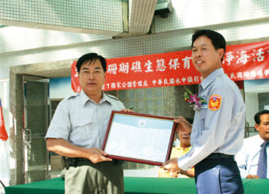 蕭再泉為海洋資源保育盡心盡力，不但感動了當地居民，也獲墾管處林青處長的嘉勉。