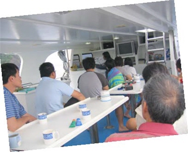 導潛正仔細地指導潛水客應注意事宜，完善專業的導潛執行值得台灣學習/李怡德攝