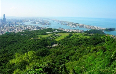 由南壽山三角點俯瞰高雄港（左側為高雄市區，右側狹長島嶼為旗津）/部落客阿欽攝